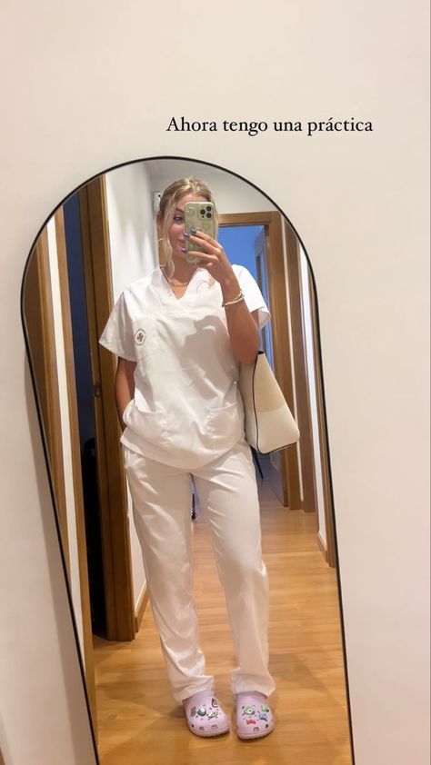 White Scrubs Outfit, Girl In Scrubs Aesthetic, Crocs Medical Outfit, Scrub Outfits Cute, Scrubs Uniform Cute Medical, Cute Scrubs Outfits, Scrubs Uniform Cute, Scrub Outfits, Lady Doctor