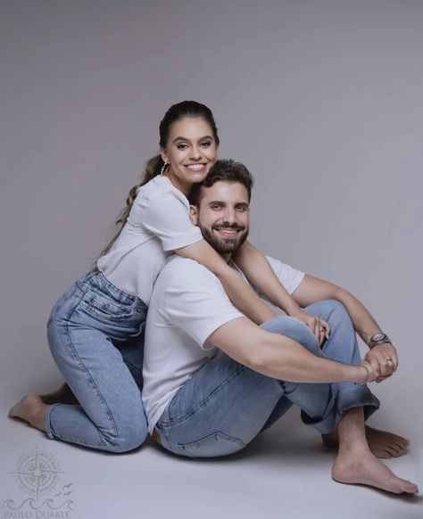 Anniversary Studio Photoshoot, Studio Photography Couples, Couple Photography Poses At Studio, Shooting Couple Studio, Couple Anniversary Photoshoot Ideas, Couples Travel Aesthetic, Couple Studio Shoot, Couples Photoshoot Studio, Reference Couple Drawing