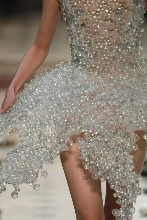 Iris Van Herpen, Couture Mode, Bubble Dress, Futuristic Fashion, Fashion Project, Couture Collection, Fashion Details, Couture Fashion, Wearable Art