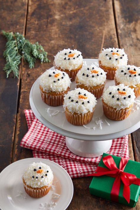 Christmas Cupcake Photography, Easy Xmas Cupcake Ideas, Christmas Inspired Cupcakes, Christmas Cupcakes Snowman, Xmas Cupcake Ideas Simple, Unique Christmas Baking, Cupcakes Christmas Decorations, Christmas Muffins Decoration, Cupcake Decorating Ideas Christmas