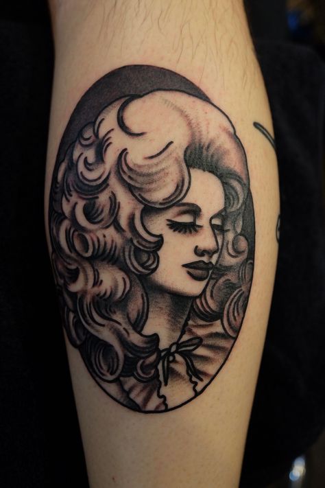 Loretta Lynn Tattoo, Dolly Parton Portrait Tattoo, Dolly Parton Traditional Tattoo, Dolly Parton Tattoo Ideas, Dolly Tattoos, Vintage Tattoos For Women, Dolly Tattoo, Gnarly Tattoos, Lady Head Tattoo