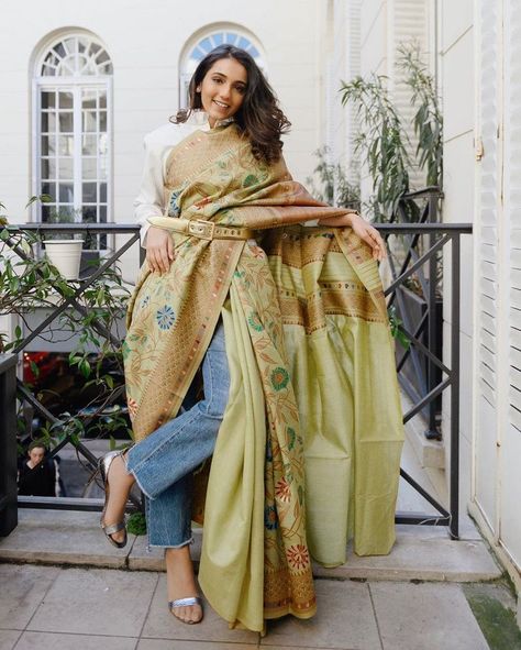 Stylish Saree Images For You To Wear On Your Bff's Wedding. Saree On Pants, Photo Pose Reference, Masoom Minawala, Desi Casual, Saree Shoot, Saree Images, Latest Saree Designs, Saree Styling, Stylish Saree