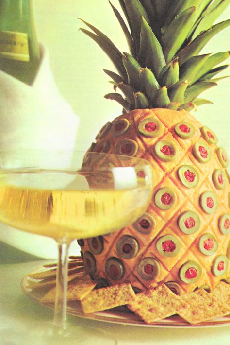 10 Lessons We Could All Learn From 1960s Cocktail Parties 60s Food, 70s Bar, 70s Dinner Party, 1960s Party, Cocktail Party Food, Hot Appetizers, 70s Party, Party Inspo, Hawaiian Food