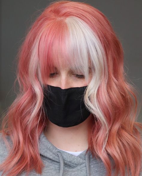 Copper Hair Pink Money Piece, Rose Gold Hair With Bangs, Pink Colorblock Hair, Block Haircolor, Emo Hair Color, Rose Gold Hair Color Ideas, Gold Hair Color Ideas, Rose Gold Hair Color, Gold Hair Color