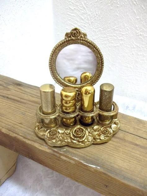 Vintage Inspired Makeup Products, Lipstick Display Ideas, Vintage Make Up Packaging, Antique Lipstick Holder, Vintage Makeup Holder, Cute Packaging Makeup, Vintage Lipstick Tube, Vintage Makeup Display, Vintage Stuff Antiques