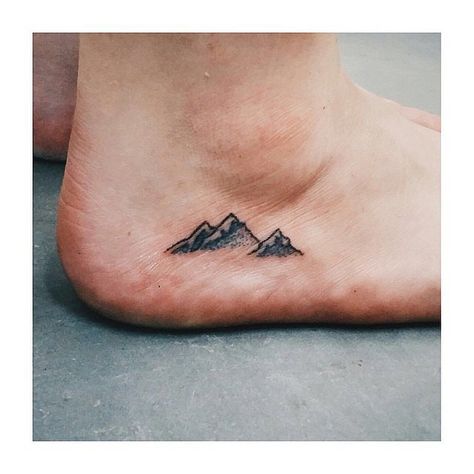 12 Terrific Tiny Tattoos Henne Tattoo, Small Foot Tattoos, Small Tattoos With Meaning, Inspiration Tattoos, Small Girl Tattoos, E Tattoo, Small Tattoos For Guys, Mountain Tattoo, Diy Tattoo