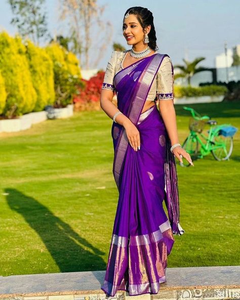 Blouse For Purple Silk Saree, Ikkat Pattu Sarees Blouse Designs, Purple Saree Look For Wedding, Purple Saree Blouse Designs, Simple Saree Ideas, Violet Saree Blouse Combination, Violet Pattu Saree, Purple Blouse Designs For Saree, Purple Colour Blouse Designs