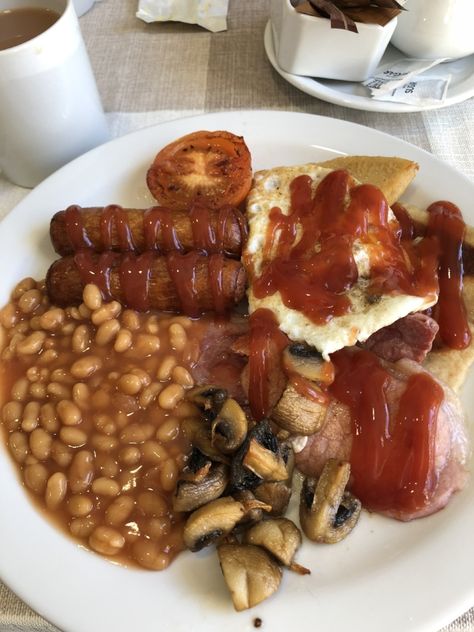 Ireland has so much amazing food to offer! Pictured: a typical Irish breakfast. #irelandfood #irelandeats #irishfood Ireland People, Backpacking Ireland, Ireland Culture, Ireland Hotels, Kilkenny Ireland, Ireland Food, Ireland Weather, Ireland Beach, Ireland Fashion