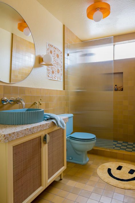 Photo 14 of 17 in This Incredible Renovation of a 1970s California Home Is a Terrazzo Lover’s Dream - Dwell Modern Bathrooms Designs, 70s Inspired Bathroom, 70s Bathroom Aesthetic, 1950 Interior Design, Terrazzo Toilet, Toilet Ceiling, 70’s Bathroom, Bath Vibes, 70s Bathroom Decor