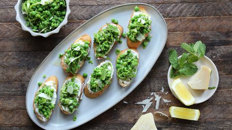 Ricotta Bruschetta, Crostini Recipe, Spring Dishes, Crostini Recipes, Toast In The Oven, Light Appetizers, Spring Vegetables, Delicious Vegetables, Chocolate Shavings