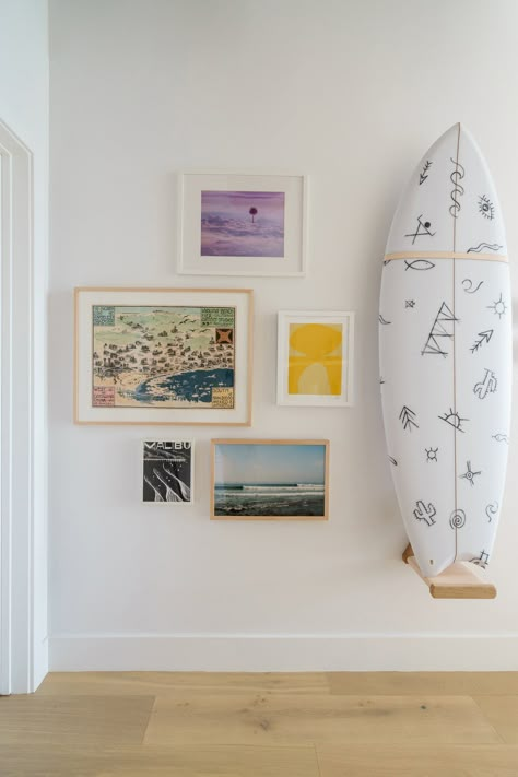 Venice Residence — Solstice Interiors California Surf Shack, Bali Bungalow, Gallery Photo Wall, Farm Beach House, Art Bedroom Aesthetic, House Art Decor, Laneway House, Hallway Gallery Wall, Surf Room