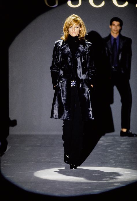 Gucci 1995, 90s Model Aesthetic, Britney Spears Outfits, Tom Ford For Gucci, Gucci By Tom Ford, Gucci Runway, Tom Ford Gucci, Amber Valletta, Daisy Jones And The Six