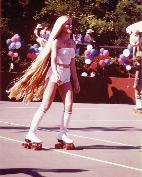 playboy model debra jo fondren and her iconic long hair in 1979. Debra Jo Fondren, Hair Clips 90s, 80s Celebrities, Extra Long Hair, Lustrous Hair, Costumes For Teens, Long Hair Women, Beautiful Long Hair, Big Hair