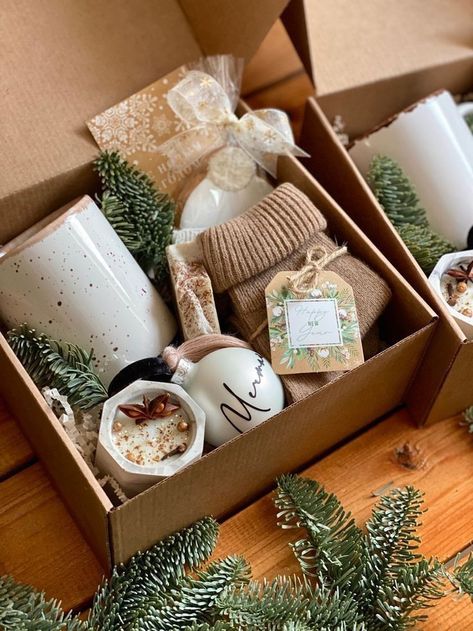 Christmas Gift Box Ideas For Women, Christmas Hampers Ideas, Hamper Diy, Homemade Gift Baskets, Christmas Gift Hampers, Xmas Gift Wrap, Diy Christmas Presents, Easy Christmas Gifts, Holiday Gift Box