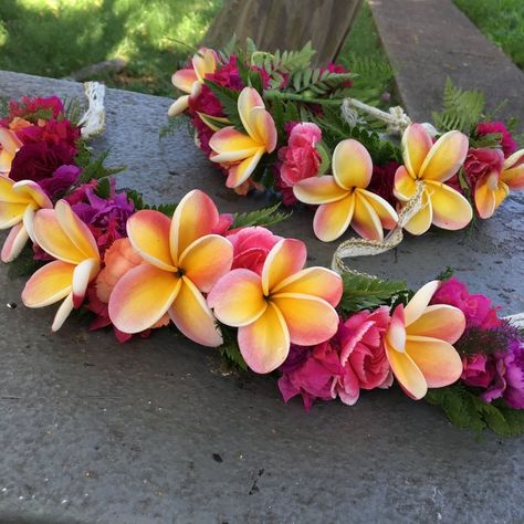 Hawaiian Flower Arrangements, Frangipani Wedding, Tropical Wedding Centerpieces, Plumeria Lei, Prom 23, Hawaiian Leis, Leaf Craft, Party Colors, Rose Flower Crown