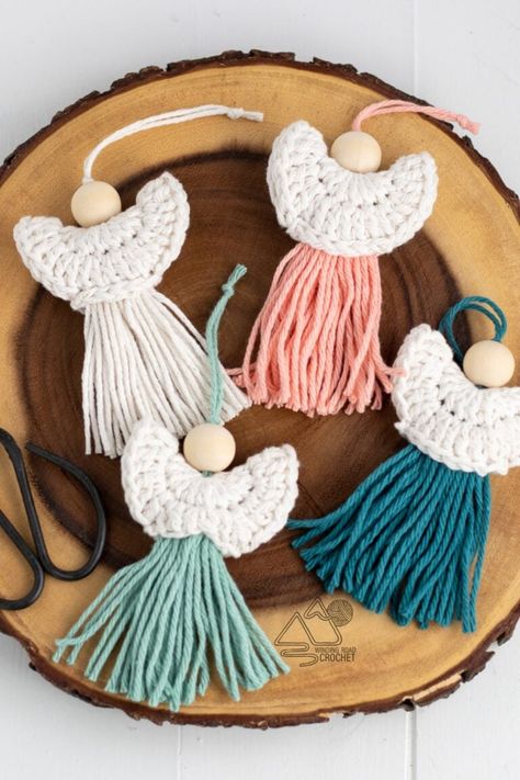 Crochet Angel Ornament Free Pattern and Video Tutorial - Winding Road Crochet Crochet Angel Pattern, Simpul Makrame, Crochet Christmas Ornaments Free, Crochet Ornament Patterns, Crochet Angels, Crochet Angel, Confection Au Crochet, Crochet Xmas, Crochet Christmas Decorations