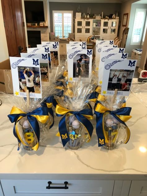 High School Sports Banquet Team Gifts, Sports Award Banquet Ideas, Athletic Banquet Table Decorations, Lacrosse End Of Year Banquet, Sports Banquet Gift Ideas, High School Sports Banquet Decorations, Cheerleader Banquet Ideas Centerpieces, Team Dinner Decorations, Middle School Sports Banquet