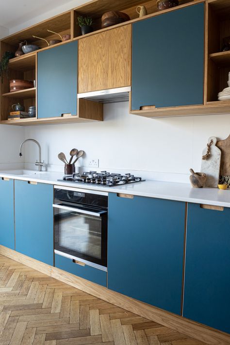 Deep Blue Kitchen, Luxury Small Kitchen, Kitchen Oak, Compact Kitchen Design, Flatpack Kitchen, Plywood Kitchen, Kitchen Luxury, Laminate Kitchen, Bungalow Renovation