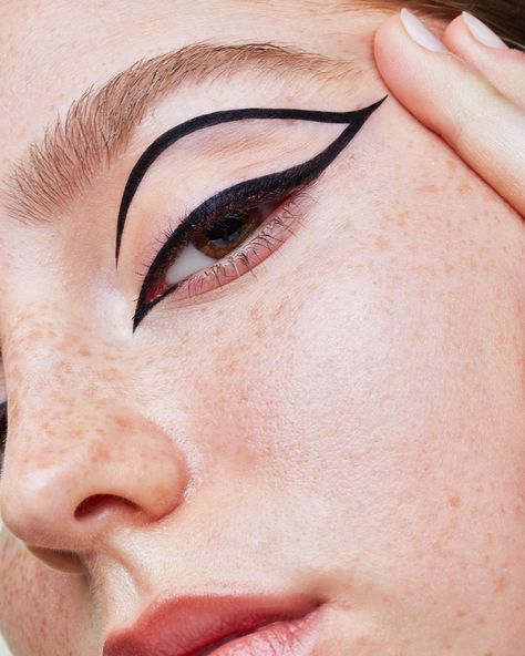 Graphic liner series with @natascha.lindemann and @charlottjosefin ✍🏻 • • • • #eyeliner #graphiceyeliner #graphicliner #editorialmakeup #macrobeauty #beautyshoot #freckles #brows #cleanskin Eyeliner Grafico, Grafik Eyeliner, Fun Eyeliner, Celebrity Editorial, Graphic Eyeliner, Eyeliner Styles, Eyes Lips Face, Graphic Liner, Beauty Inspo