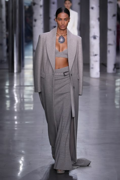 Mode Abaya, Skirt Trends, Grey Outfit, Gray Suit, Fall 2023, Look Fashion, Autumn Winter Fashion, Runway Fashion, Fashion Inspo Outfits