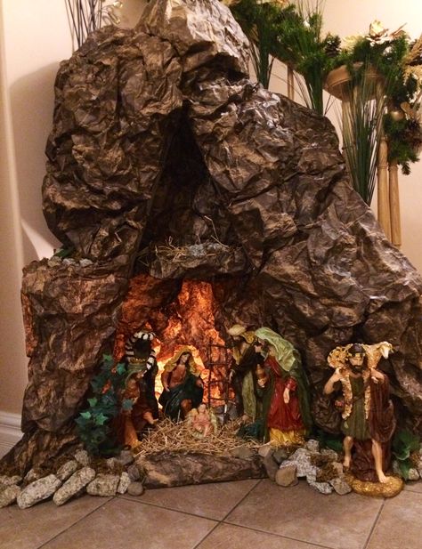 Pesebres Navidad Ideas Originales, Pesebres Navidad Ideas, Christmas Nativity Scene Diy, Christmas Nativity Scene Display, Christmas Crib Ideas, Nativity Scene Diy, Nativity Scene Display, Elf Christmas Decorations, Church Christmas Decorations