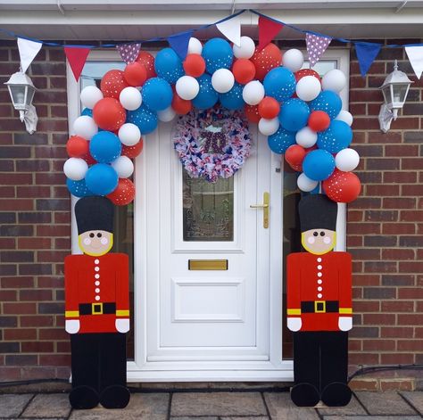 British Birthday Party, Coronation Decoration Ideas, Coronation Party Ideas, London Theme Parties, Coronation Ideas, English Decoration, Paddington Party, British Themed Parties, England Party