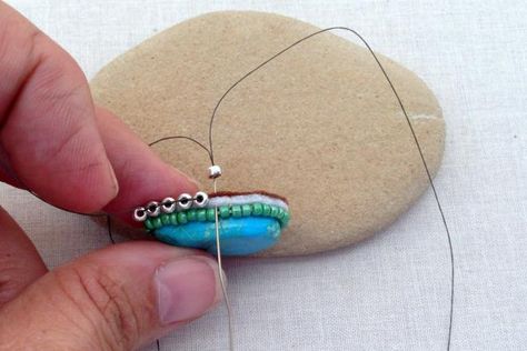 Bead Embroidered Hair Tie and Bracelet: Part 2: Side view of Stitching the Border Beads in Place Beaded Embroidery Tutorial, Jewelry To Sell, Diy Jewelry To Sell, Tutorial Hair, Diy Bead Embroidery, Embroidery Hearts, Ideas Embroidery, Bead Embroidery Tutorial, Brooch Diy