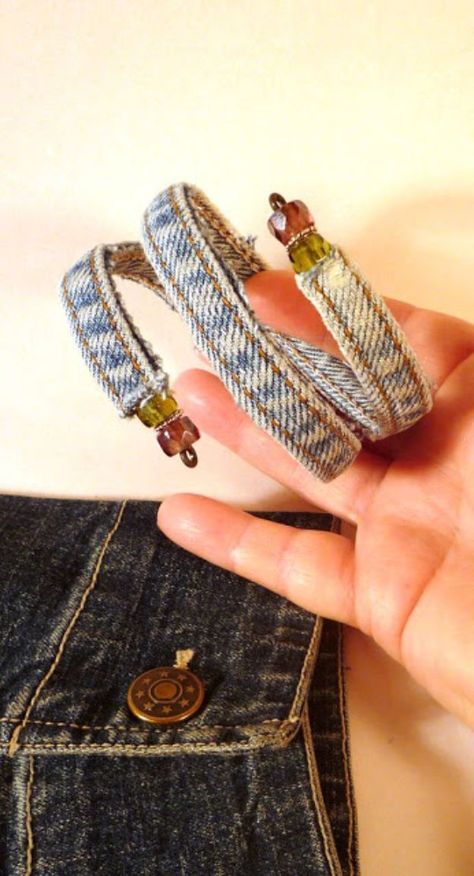 Blue Jean Upcycles - Old Jeans Bracelet - Ways to Make Old Denim Jeans Into DIY Home Decor, Handmade Gifts and Creative Fashion - Transform Old Blue Jeans into Pillows, Rugs, Kitchen and Living Room Decor, Easy Sewing Projects for Beginners http://diyjoy.com/diy-blue-jeans-upcyle-ideas Denim Bracelets Diy Old Jeans, Jean Bracelets, Denim Cuff Bracelet, Artisanats Denim, Denim Bracelet, Denim Earrings, Diy Jeans, Blue Jeans Crafts, Denim Jewelry