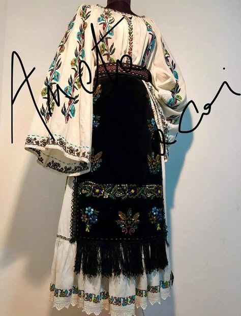 Ukranian Folk Clothes, Herbalist Outfit, Traditional Ukrainian Clothing, Peruvian Dress, Folk Outfit, Ukraine Clothing, Ukrainian Outfit, Slavic Clothing, Cultural Clothing