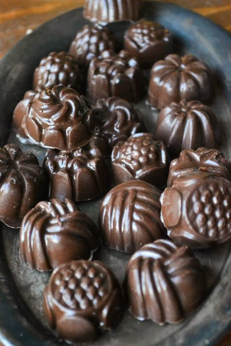 Easy and luxurious homemade filled chocolates! Filled Chocolates, Chocolate Candy Recipes, Candy Truffles, Chocolate Candies, Dessert Aux Fruits, Lemon Filling, Meyer Lemon, Homemade Candies, Gourmet Chocolate