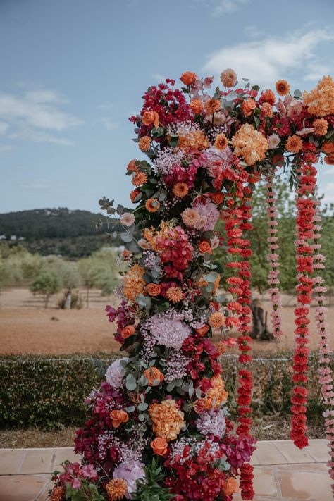 European / Indian wedding inspo Autumn Indian Wedding, Jewel Tone Indian Wedding, Wedding Inspo Indian, Desi Wedding Flowers, Indian English Wedding, Modern Indian Wedding Decor, Spring Indian Wedding, Indian Wedding Flower Decoration, Indian Wedding Color Palette