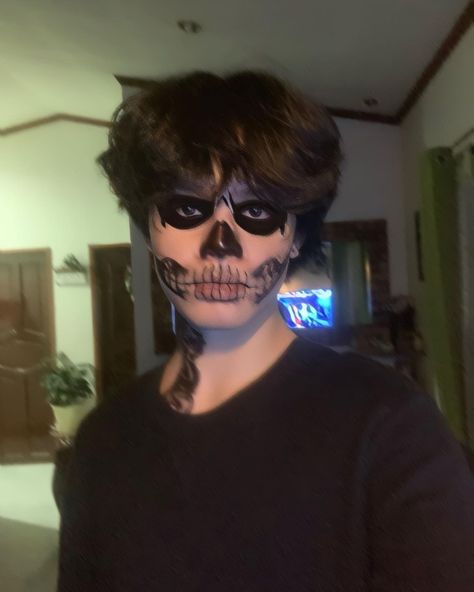 Mens Halloween Skeleton Makeup, Masculine Costumes Halloween, Halloween Face Paint Ideas Men, Halloween Costume Face Paint, Skeleton Makeup Boy, Skull Face Makeup Men, Masculine Halloween Costumes, Male Skull Makeup, Skeleton Makeup Men