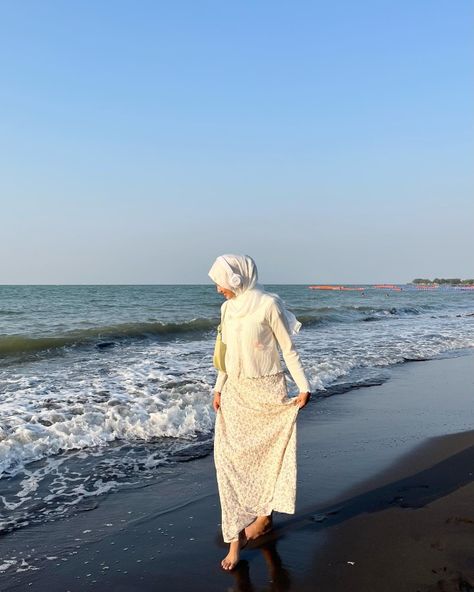 Hijab Beach Aesthetic, Ootd Bali Beach, Pose Foto Di Pantai Hijab, Beach Outfit Korean Style, Ootd Mantai, Outfit Mantai, Beach Hijab Outfit Ideas, Hijabi Beach Outfit, Bali Outfit