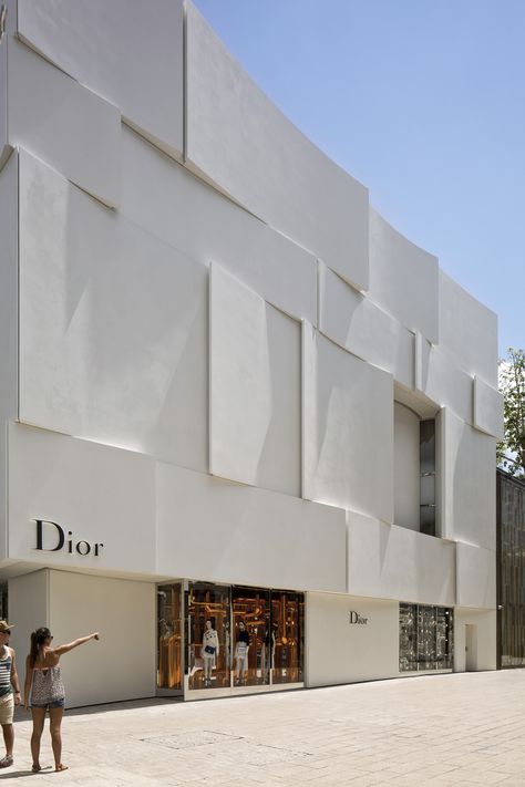 Image 12 of 29 from gallery of Dior Miami Facade / Barbaritobancel Architectes. Photograph by Alessandra Chemollo Mall Facade, Retail Facade, Dior Shop, Commercial And Office Architecture, Shop Facade, Concrete Facade, American Architecture, Commercial Architecture, White Concrete