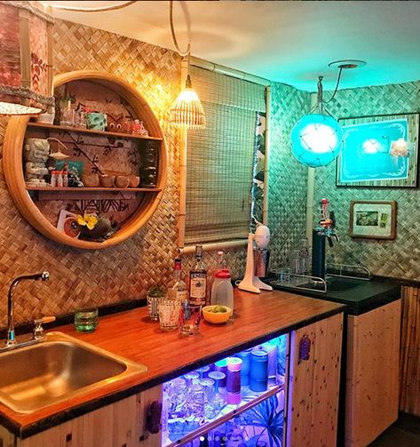 Tiki Bathroom Decor, Tiki Kitchen Ideas, Tiki Hut Decor, Tiki Lounge Ideas, Tiki Bathroom Ideas, Indoor Tiki Bar, Modern Tiki Bar, Tiki Bathroom, Tiki Room Decor