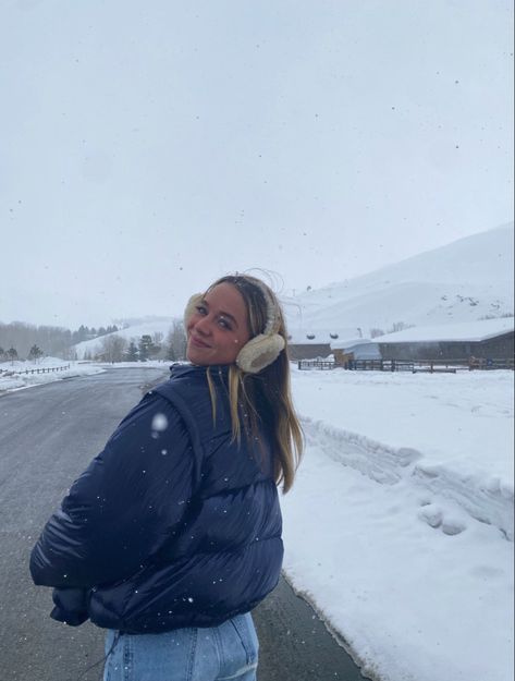 Cute Snow Poses Photo Ideas, Snow Day Poses Picture Ideas, Outdoor Winter Pictures, Cute Instagram Pictures Winter, Snowy Day Photoshoot, Snow Vacation Aesthetic, Winter Pictures Aesthetic Instagram, Snowy Pictures Instagram, Cute Pictures To Take In The Snow