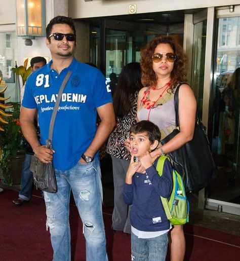 Madhavan with his son Vedant and wife Sarita. Vedant Madhavan Aesthetic, Madhavan Aesthetic, Vedaant Madhavan Aesthetic, Vedant Madhavan, Vedaant Madhavan, Action Pose Reference, Celebrity Families, Celebrity Moms, Family Wedding