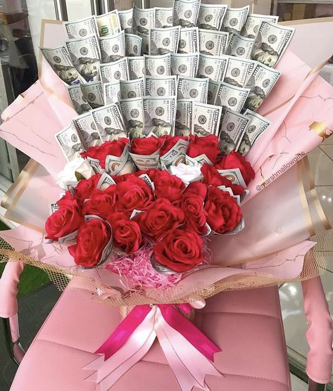 Red roses money bouquet wrapped in pink and red theme for birthday. Flowers Wrapped In Money, Money Bouquet Birthday, Graduation Money Bouquet, Flower Money, Wrapping Money, Purple Flower Bouquet, Bouquet Birthday, Money Flowers, Graduation Money