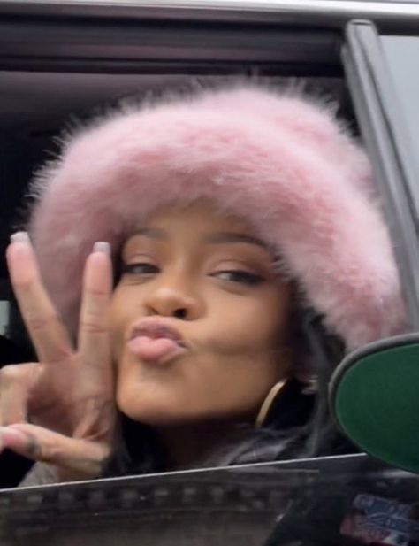 Rihanna Meme, Shopping In New York, Here There And Everywhere, Rihanna Love, Rihanna Photos, Rihanna Riri, Rihanna Style, Black Femininity, Reaction Face