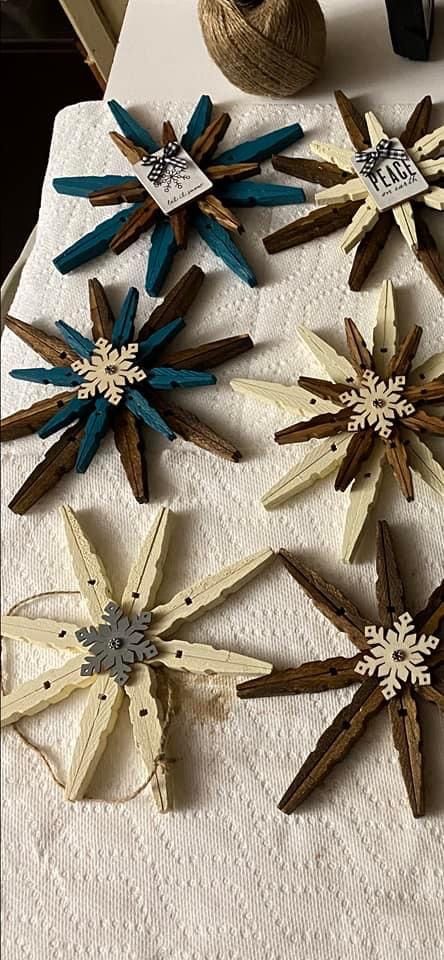 Reindeer Closepin Craft, Clothing Pin Crafts, Clothespin Crosses Diy, Clothes Pin Spring Crafts, Clothes Pin Snowflakes Diy, Yule Crafts Diy, Christmas Clothespin Crafts, Clothes Pin Christmas Crafts, Mini Clothespin Crafts