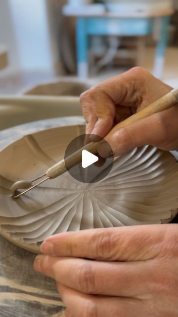 Carving Pottery Ideas, Clay Plates Diy, Pottery Plate Designs, Carving Pottery, Beginners Ceramics, Ceramic Videos, Surface Decorations, Pottery Carving, Bowl Pedestal