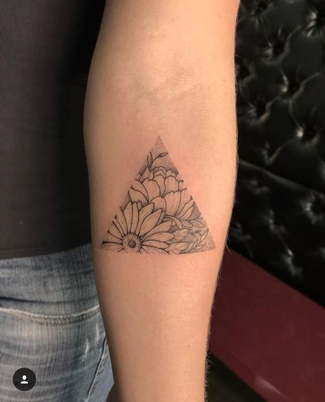 Upper Arm Tattoos For Women, Tattoo With Wings, Tricep Tattoo, Tattoos For Females, Tricep Tattoos, Hibiscus Flower Tattoos, Pine Tree Tattoo, Boho Tattoos, Circle Tattoos