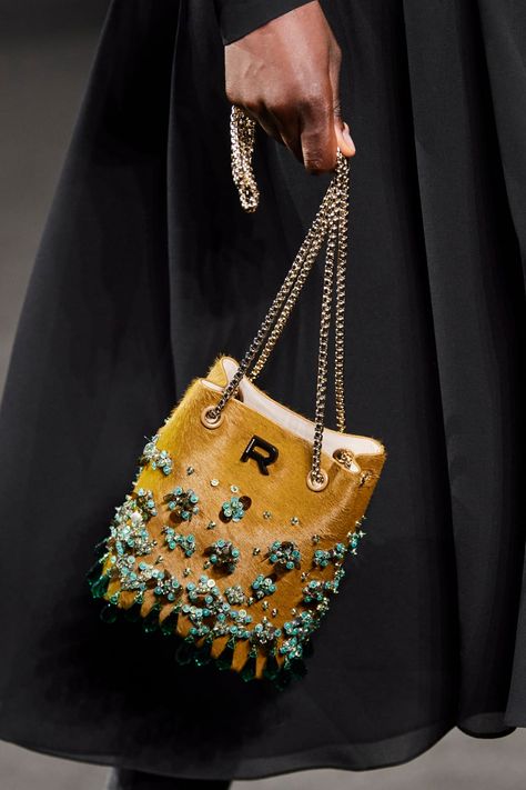 Fashionista's Favorite Fall 2020 Bags From Paris Fashion Week - Fashionista Happy Bag, Handbag Design, Fall Bags, Potli Bags, Best Handbags, Fancy Bags, Bag Trends, Best Bags, Fabric Bags