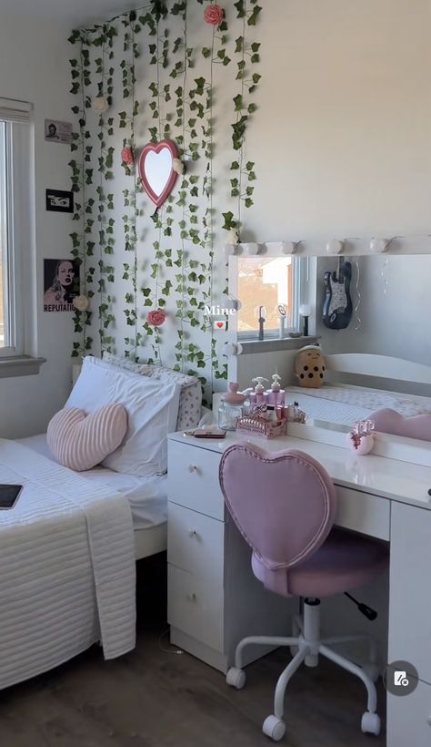 Coquette Room Aesthetic Pink Small Rooms, Coquette Room Inspo Aesthetic, Girls Preppy Bedroom, Soft Girl Room Aesthetic, Summer Room Aesthetic, Preppy Bedroom Aesthetic, Bedroom Coquette, Girly Dorm Room, Hiasan Bilik Tidur