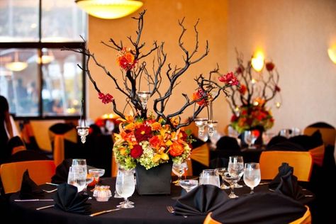 Halloween Wedding Flowers, Halloween Wedding Centerpieces, Manzanita Centerpiece, Halloween Wedding Decorations, Décoration Table Halloween, Fall Wedding Table Decor, Themed Wedding Decorations, Fall Wedding Tables, Table Halloween