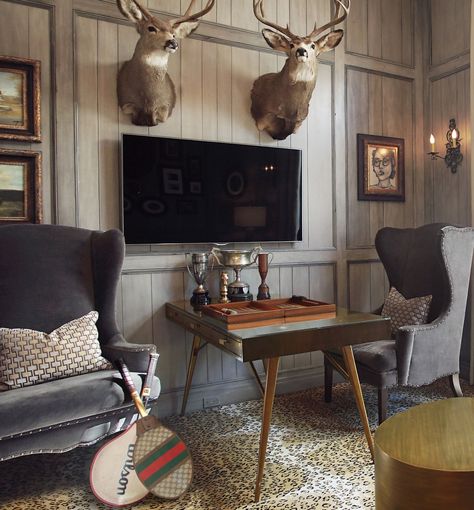 Rustic Hunting Decor, Hunting Lodge Interiors, Deer Mount Decor, Animal Head Decor, Lodge Wall Decor, House Bedroom Ideas, Den Ideas, Deer Mounts, Office Den