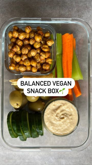 Vegetarian Snack Plate, Vegan Snack Plate, Easy Vegan Snack, Vegan Snack Box, Vegan Protein Snacks, Charcuterie Lunch, Veggie Protein, Fruit And Veggies, Plant Based Snacks