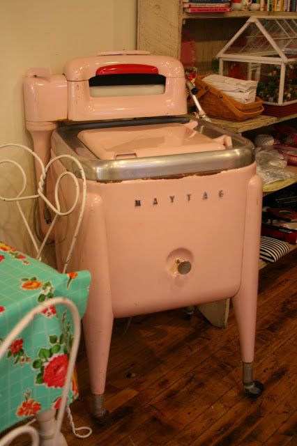 Vintage Washing Machine, Cocina Shabby Chic, Old Washing Machine, Retro Appliances, Vintage Appliances, Old Pink, Vintage Laundry, Pink Kitchen, Plywood Furniture