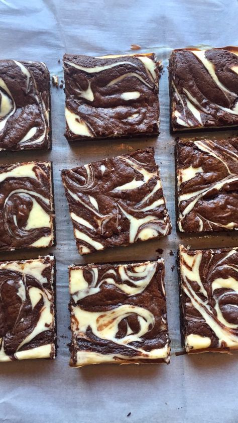 Cream Cheese Swirl Brownies, Plats Ramadan, Cream Cheese Swirl, Cheese Brownies, Cream Cheese Brownies, Brownie Cheesecake, White Desserts, Swirl Brownies, Dark Chocolate Brownies