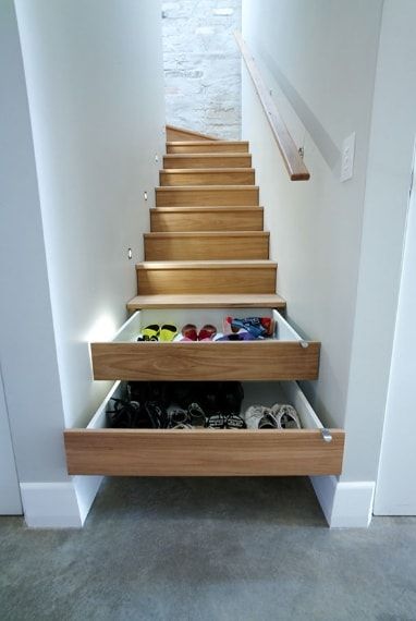 Idee salvaspazio: le 20 migliori soluzioni per una casa piccola Stair Drawers, Shoe Storage Small Space, Diy Staircase, Entryway Shoe Storage, Under The Stairs, Shoe Storage Solutions, Staircase Decor, Diy Stairs, Understairs Storage